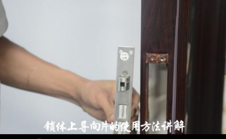 導(dǎo)向片與槽相符 導(dǎo)向片與槽相符