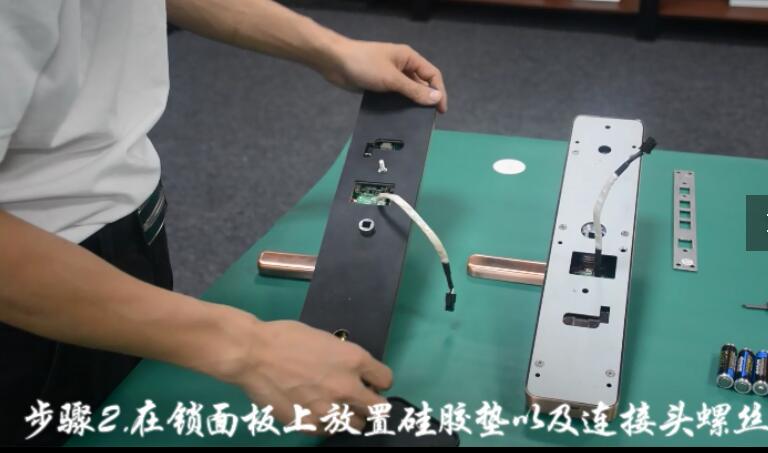 放硅膠墊及螺絲 放硅膠墊及螺絲